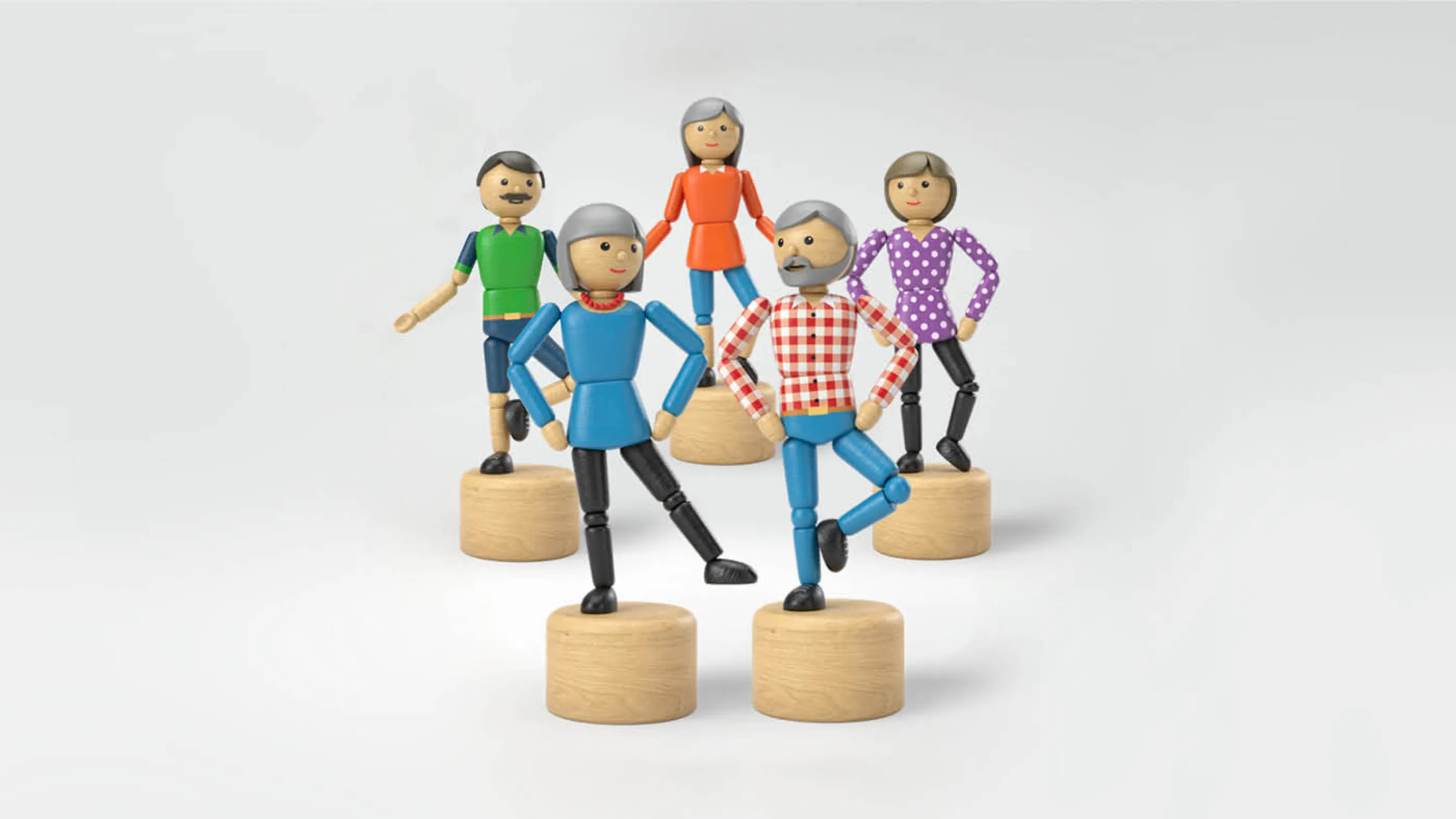 Figure in legno su base in legno che fanno esercizi di fitness
